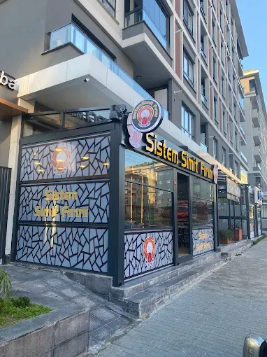 Sistem Simit Fırını’nın siyah cephesi ve altın sarısı tabelası, gündüz.