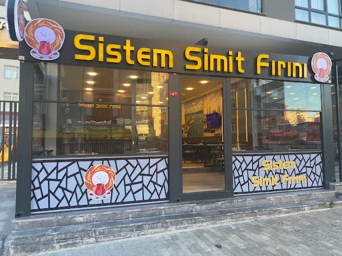 Fırının vitrini ve giriş kapısı, kaldırımdan görünüm.